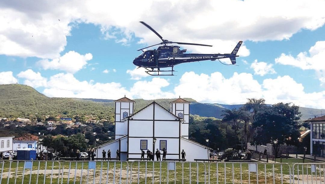 Pouso irregular de helicóptero da Polícia Civil danifica Igreja em Pirenópolis