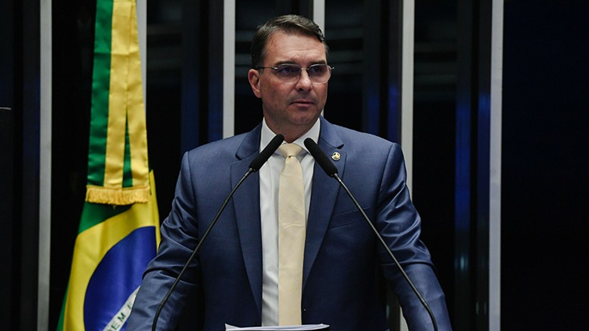 Flávio e advogados visitam Moraes para pedir prisão domiciliar a Bolsonaro