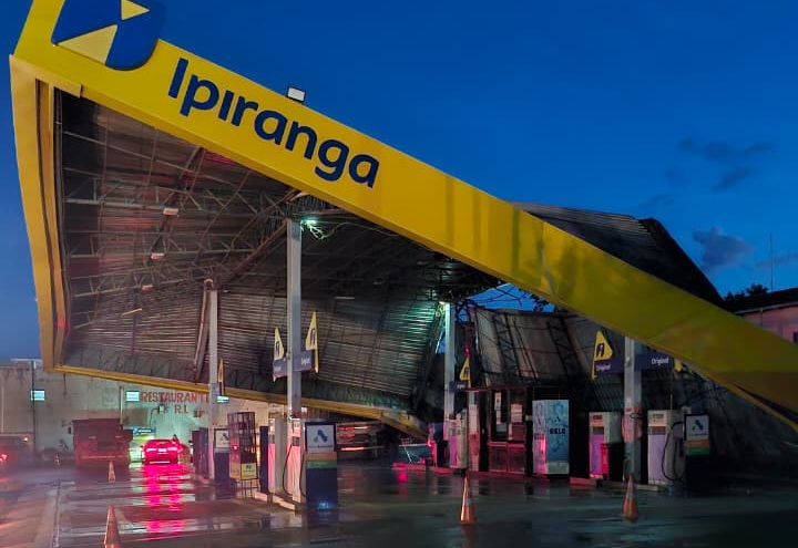 Vendaval de curta duração derruba cobertura de posto de combustíveis em Corumbá de Goiás